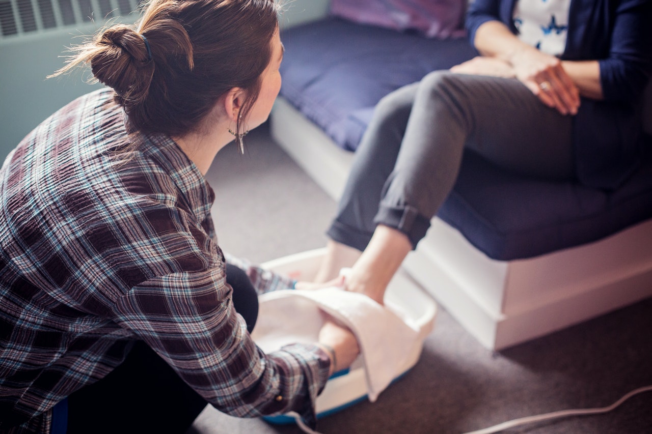 Réflexologie plantaire et relaxation : 4 astuces pour chouchouter vos pieds